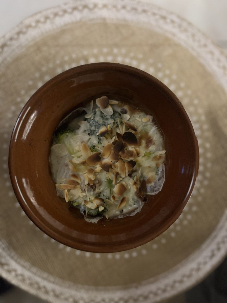 Gratin de brocolis au lait d’amande et fruits secs