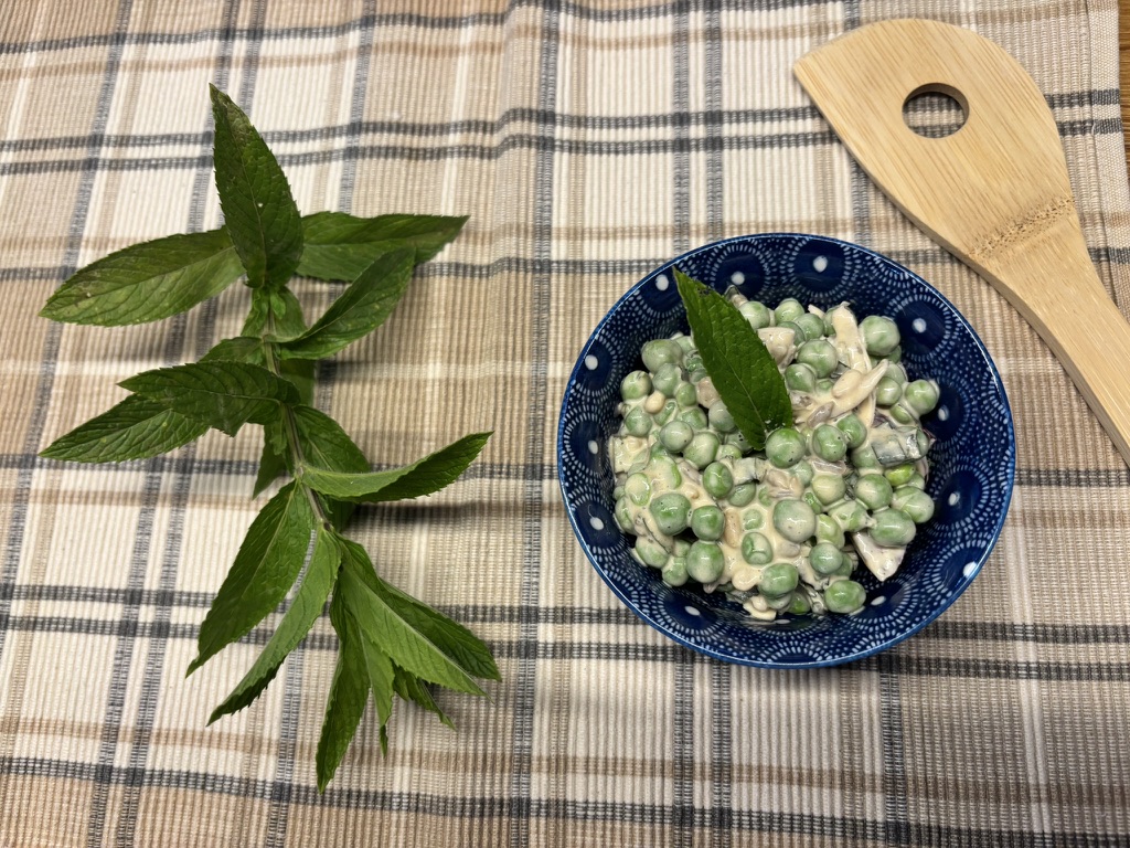 Salade de petits pois, chèvre frais et menthe